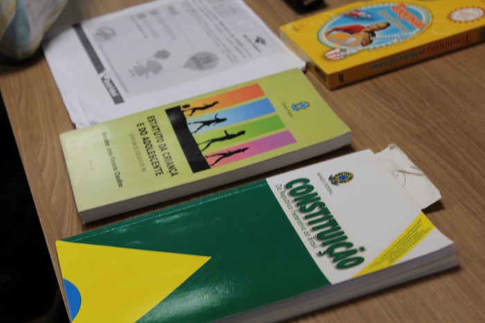 Livros sob mesa