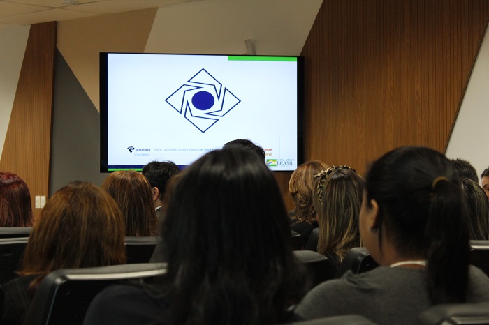 Pessoas reunidas em um auditório