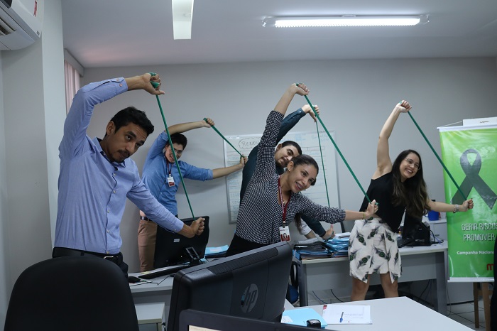 Pessoas de pé fazedo ginástica 