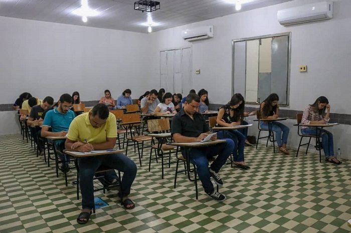 Pessoas sentadas em sala de aula 