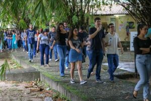Pessoas caminhando