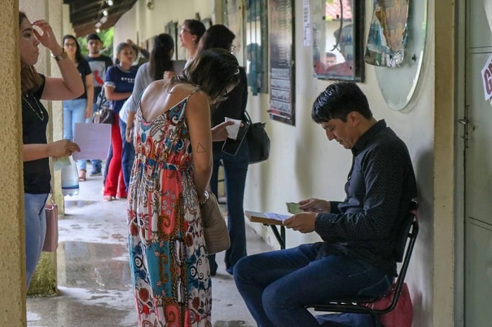 Pessoas entrando na sala de aula 