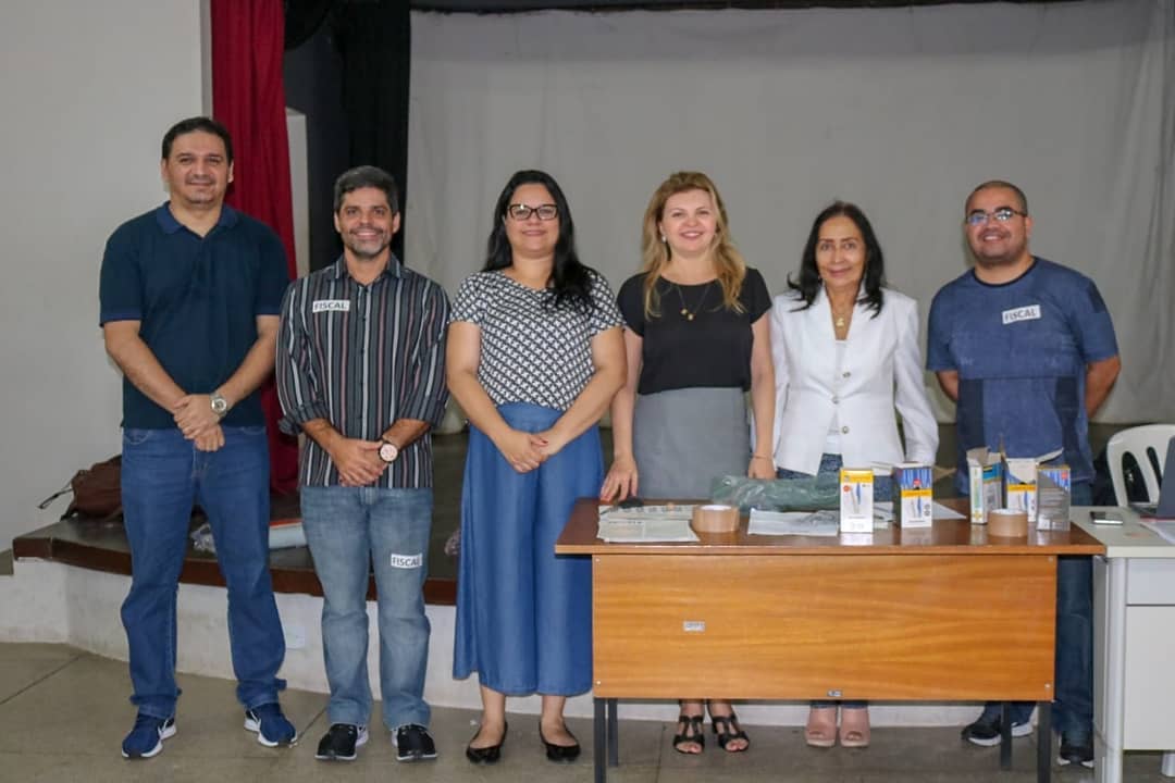 Pessoas de pé sorrindo 