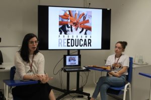 Duas mulheres sentadas em uma sala de aula