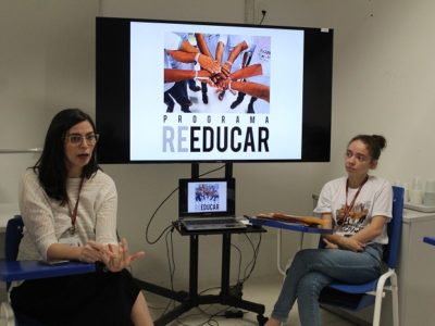 Duas mulheres sentadas em uma sala de aula