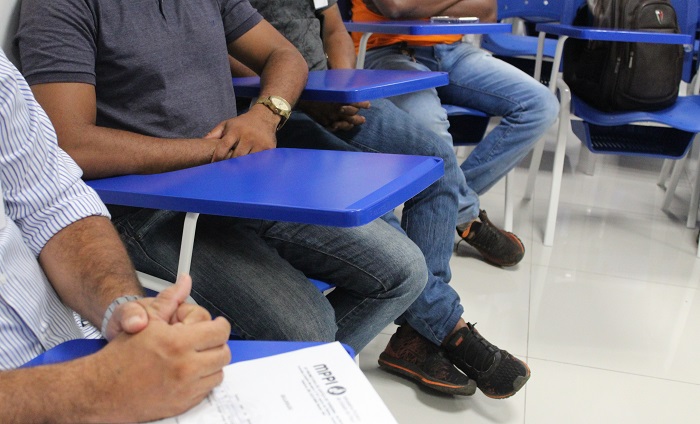 Pessoas sentadas em sala de aula 