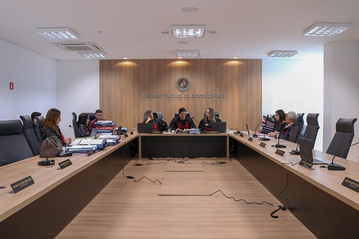 Pessoas sentadas atrás de uma bancada