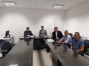 Pessoas sentadas em uma bancada