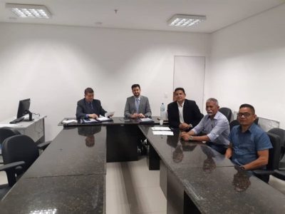 Pessoas sentadas em uma bancada