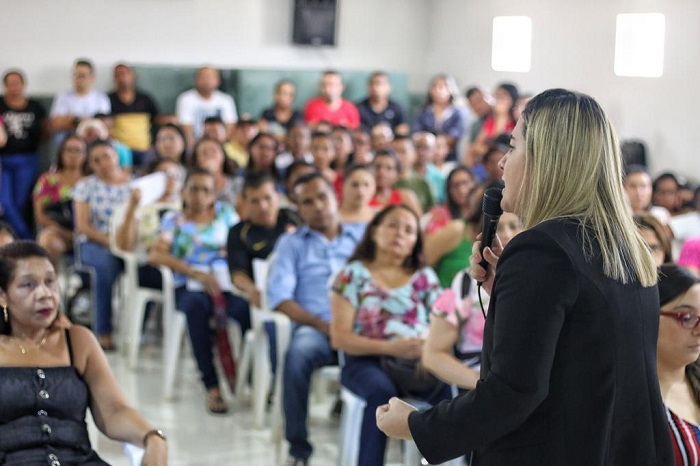 pessoa em pé falando ao público