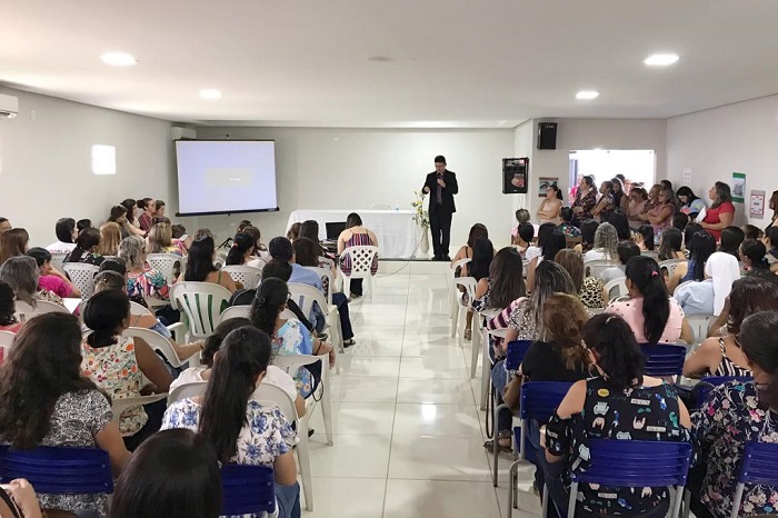 pessoa em pé falando ao público