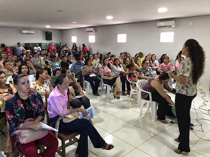 pessoa em pé falando ao público
