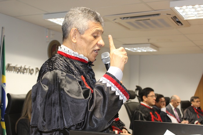 Homem falando para público durante solenidade 