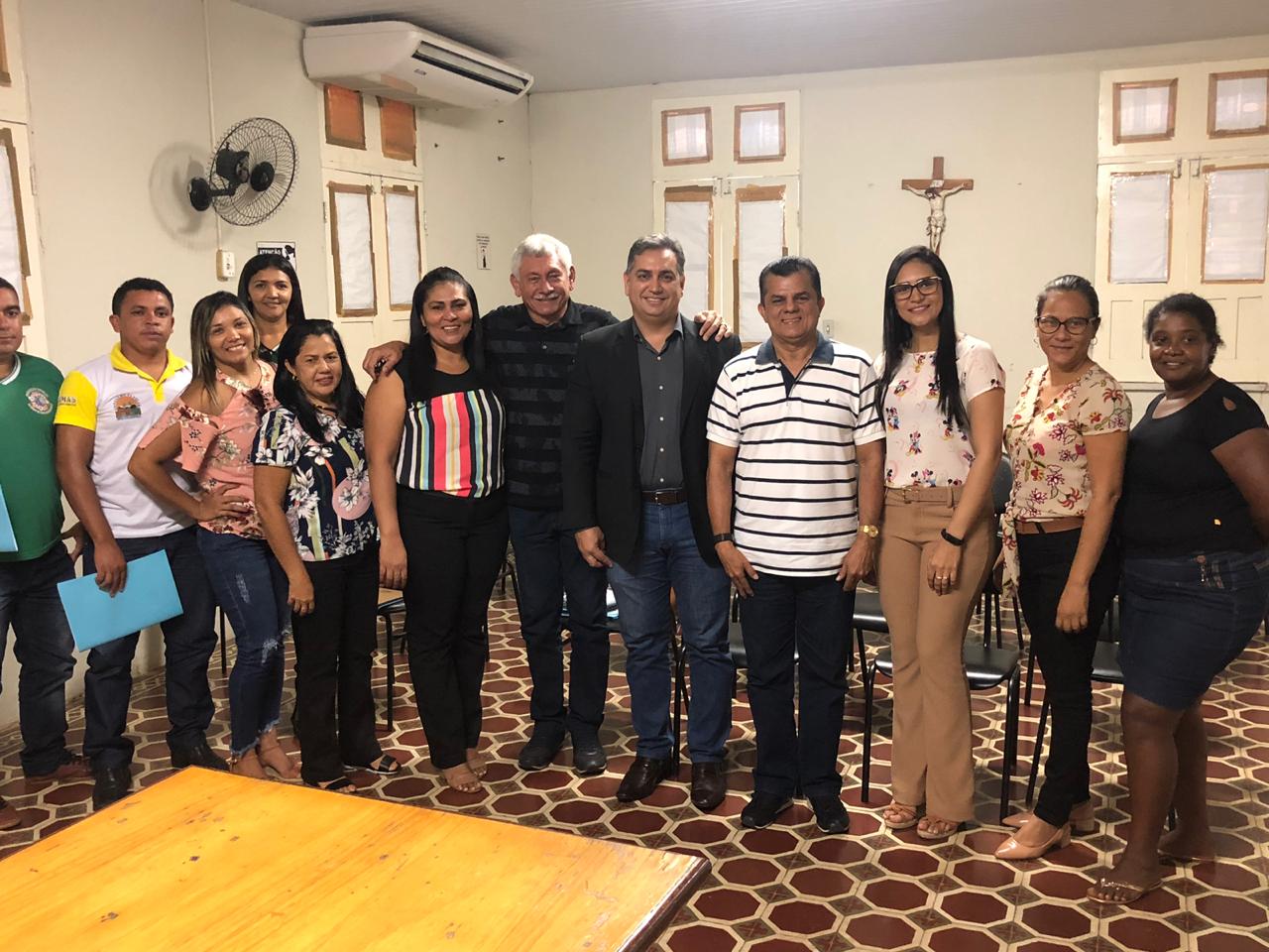 Pessoas posando em pé