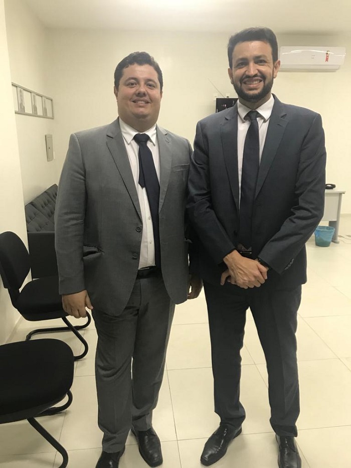 Duas pessoas de pé sorrindo