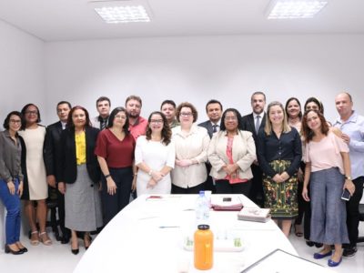 Pessoas de pé sorrindo para foto