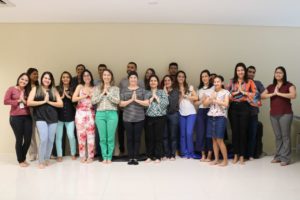 Pessoas de pé sorrindo