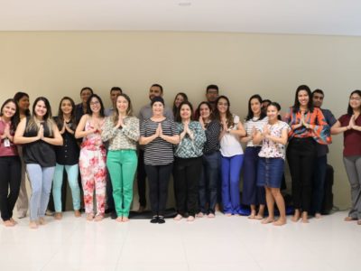 Pessoas de pé sorrindo