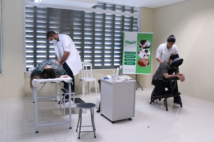 Pessoas em sessão de massagem 