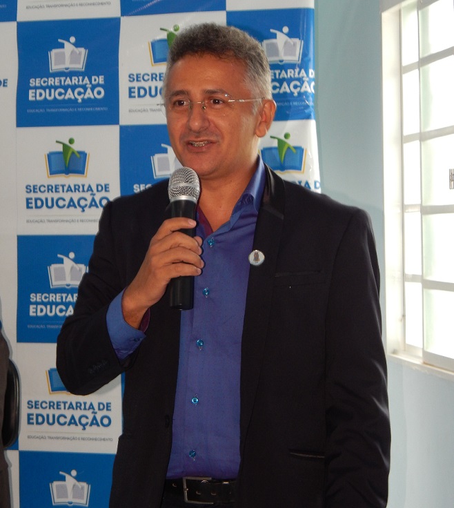 Homem de pé falando 