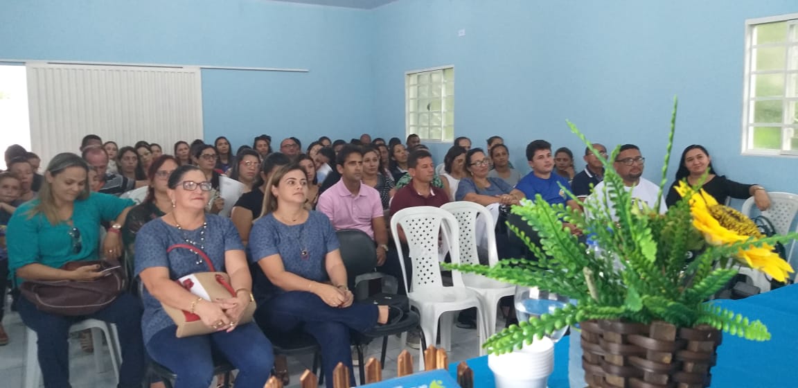 Pessoas sentadas 