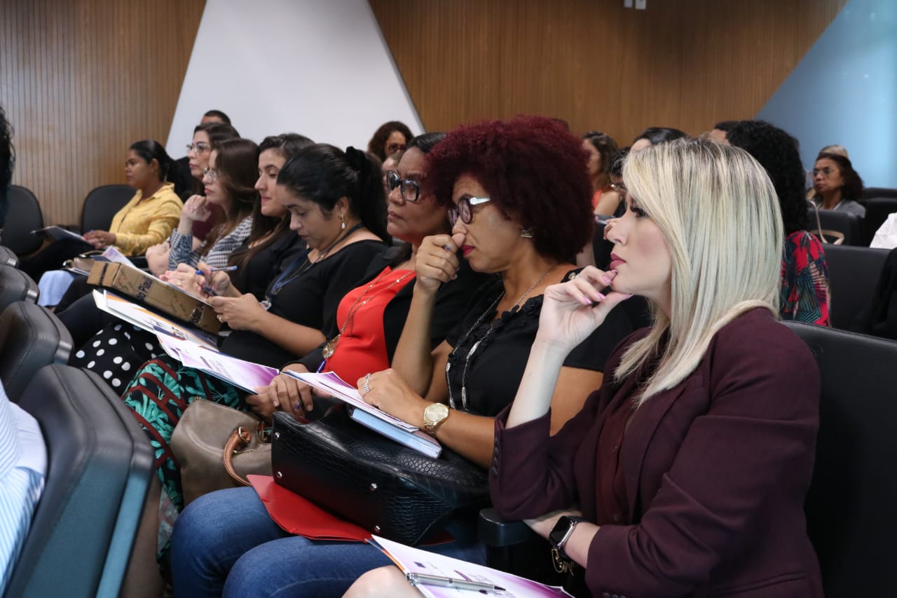 Pessoas sentadas 