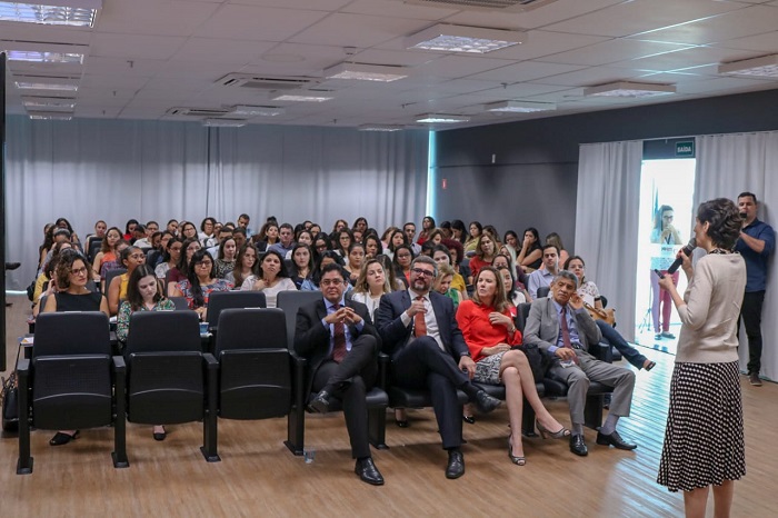 Pessoas sentadas 