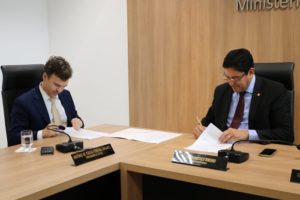 Pessoas assinando documentos