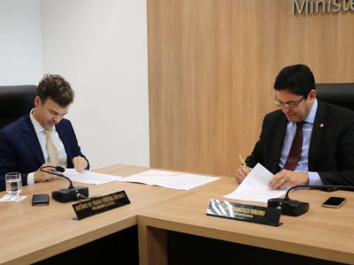 Pessoas assinando documentos
