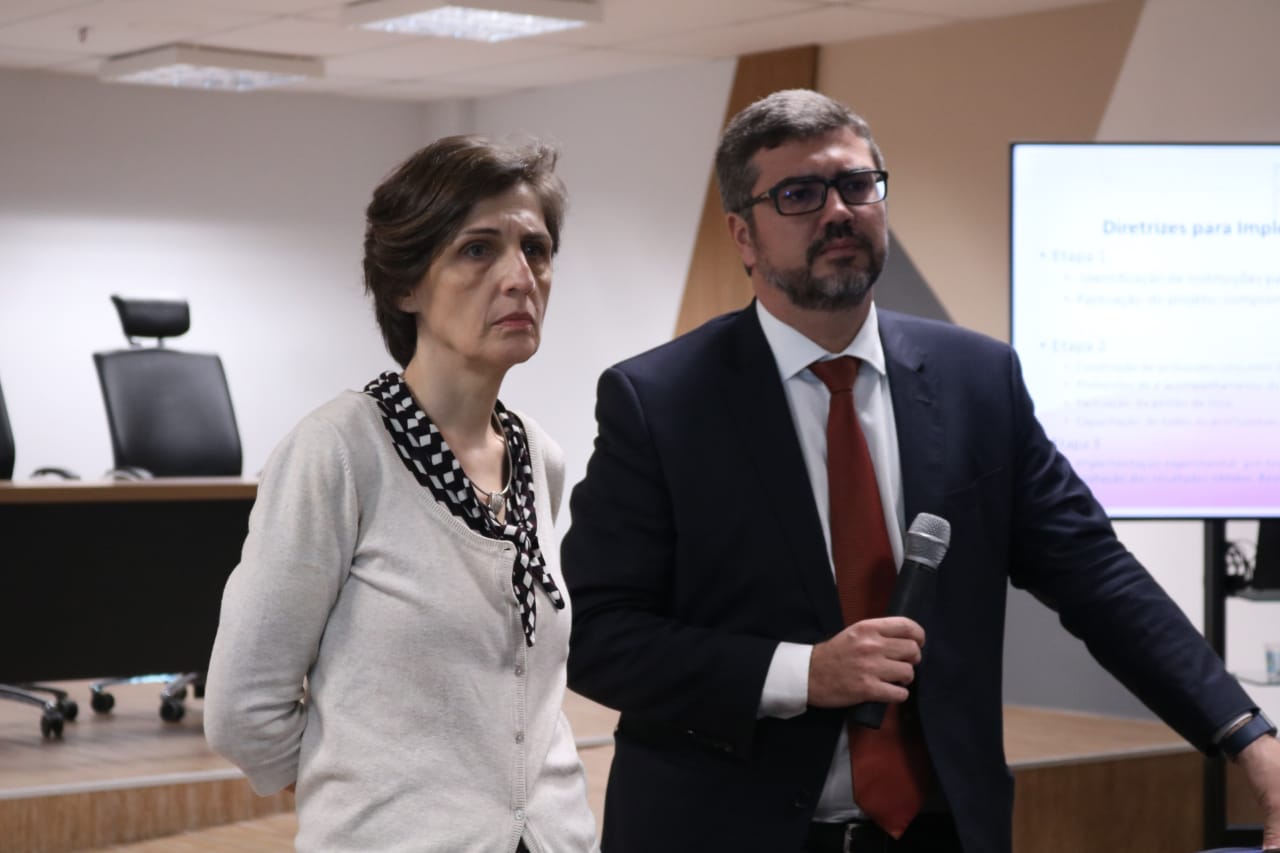 Duas pessoas de pé 