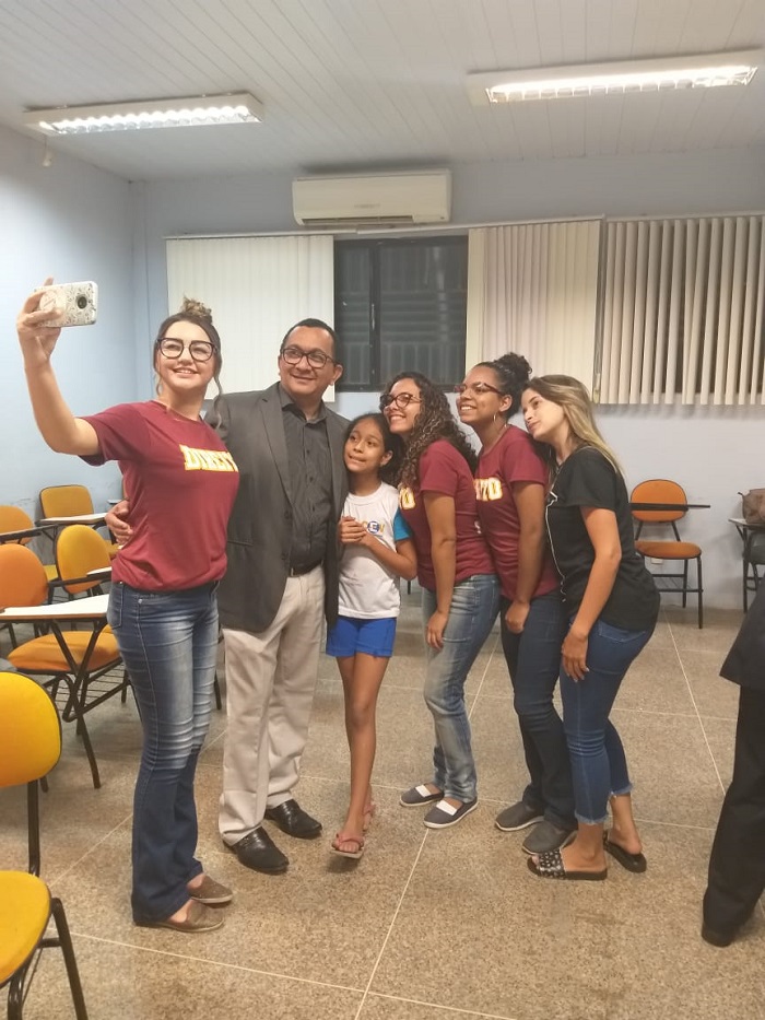 Pessoas de pé sorrindo 