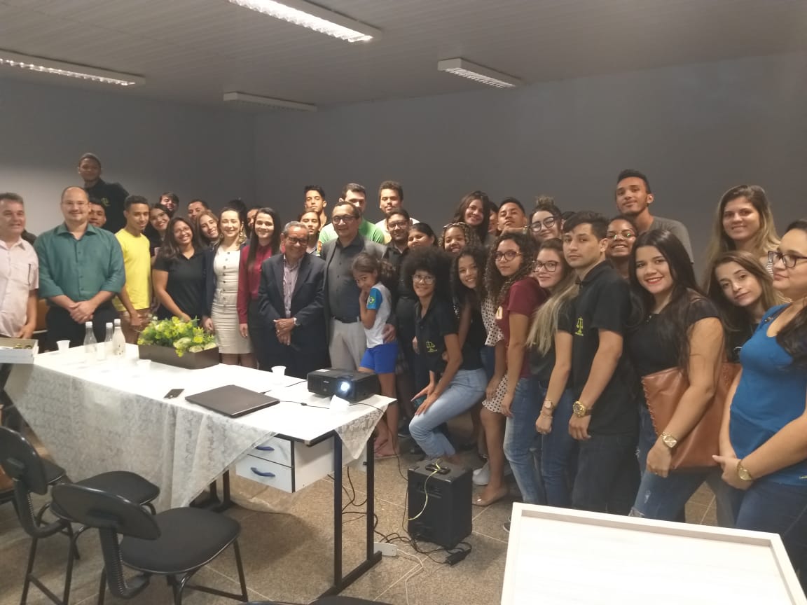 Pessoas de pé sorrindo 