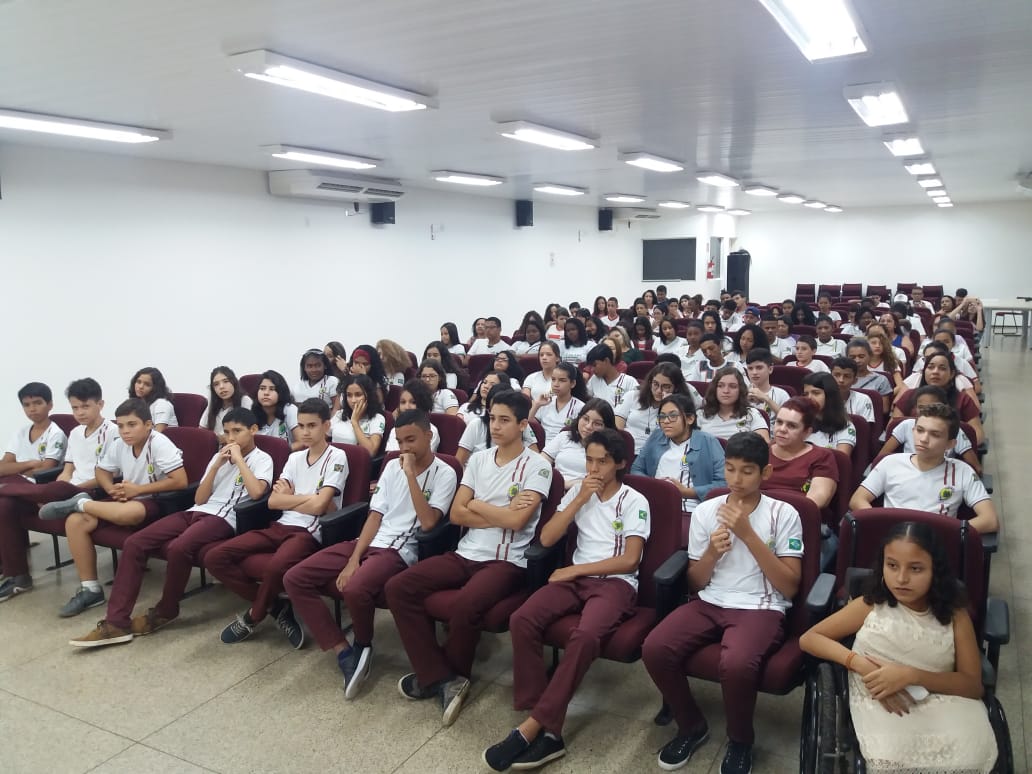 Pessoas sentadas em auditório 