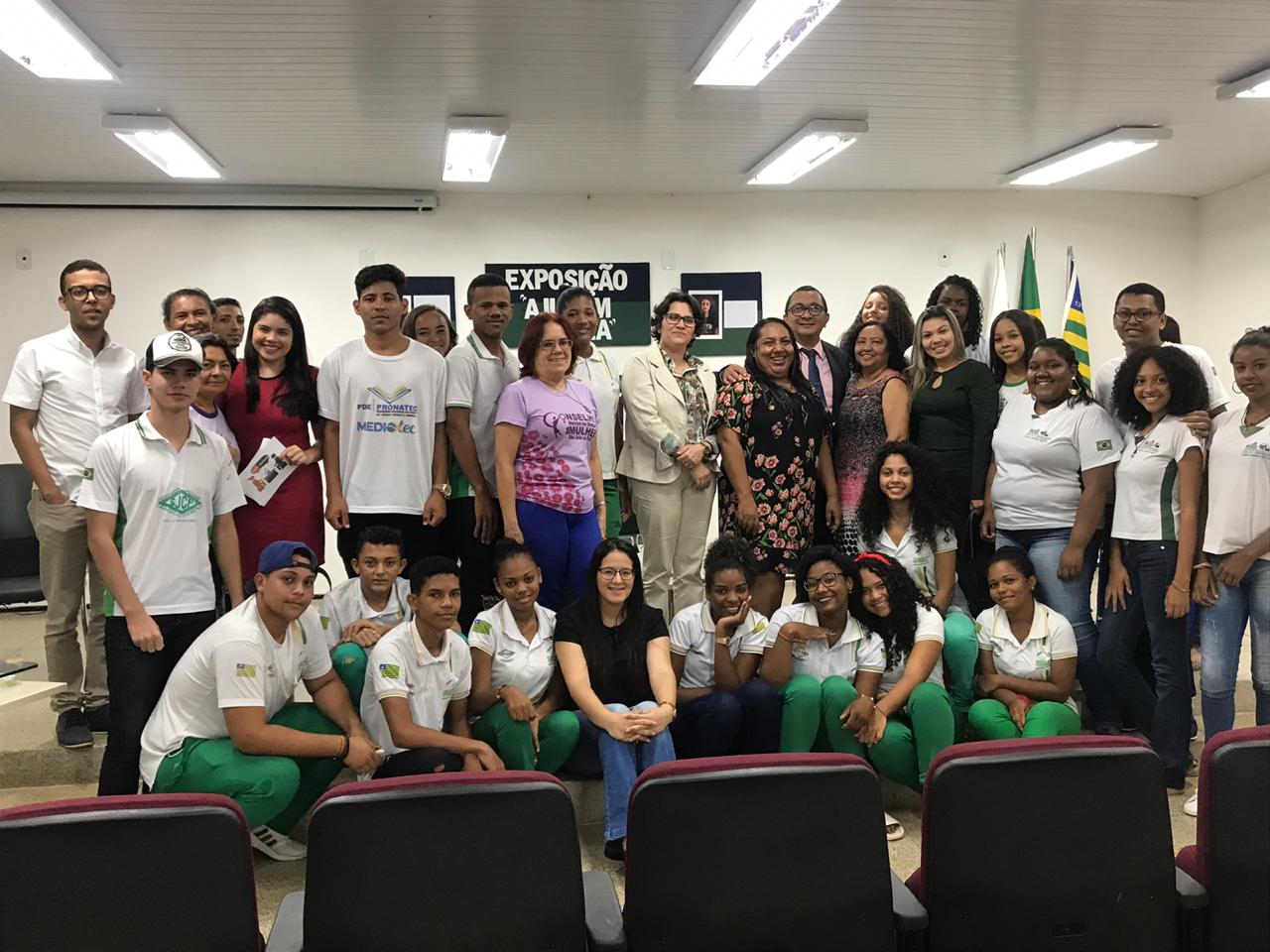 Pessoas de pé sorrindo 
