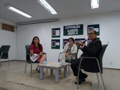 Pessoas sentadas em uma roda de conversa