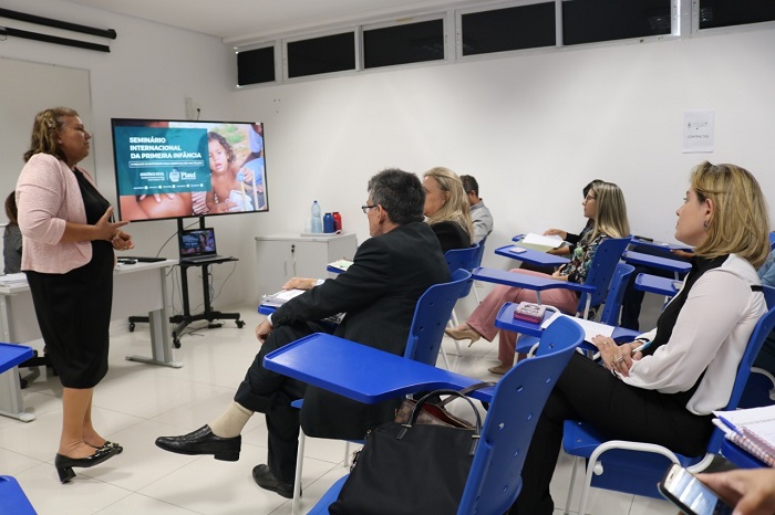 Pessoas sentadas em sala de aula 