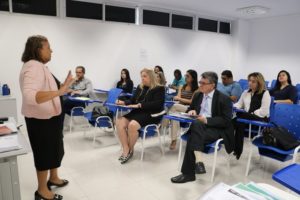 Pessoas sentadas em sala de aula falando com as pessoas que a observam