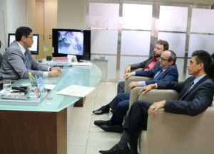 Pessoas reunidas em volta de uma mesa