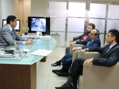 Pessoas reunidas em volta de uma mesa