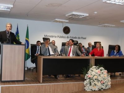Pessoas entadas em auditório