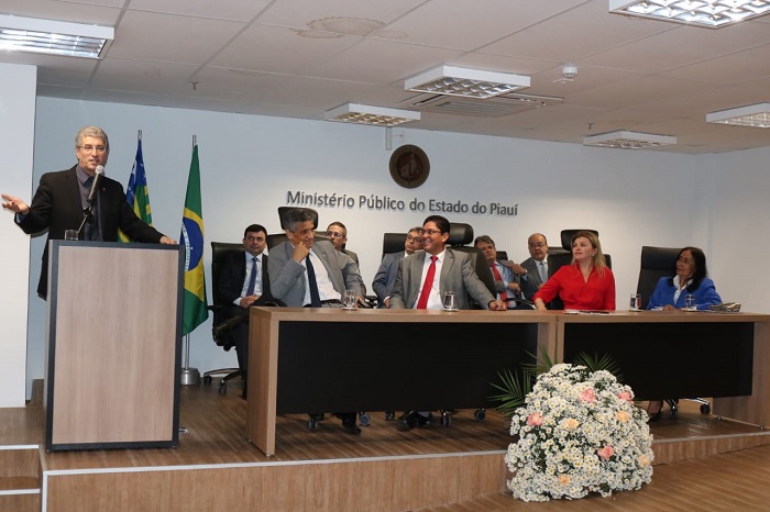 Pessoas entadas em auditório