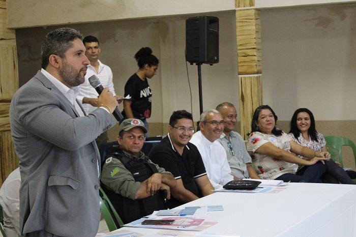 Pessoas atentas à palestra