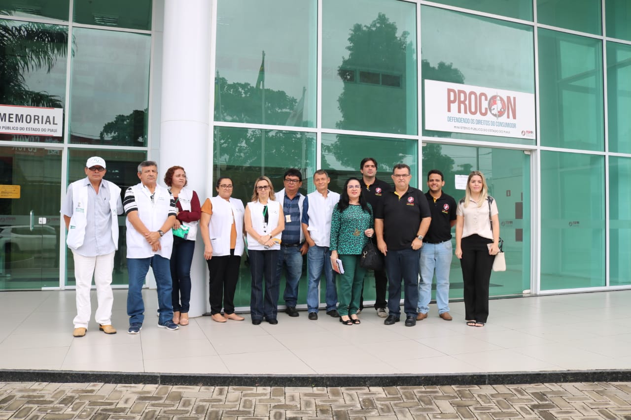 Equipes reunidas na porta do Procon MPPI