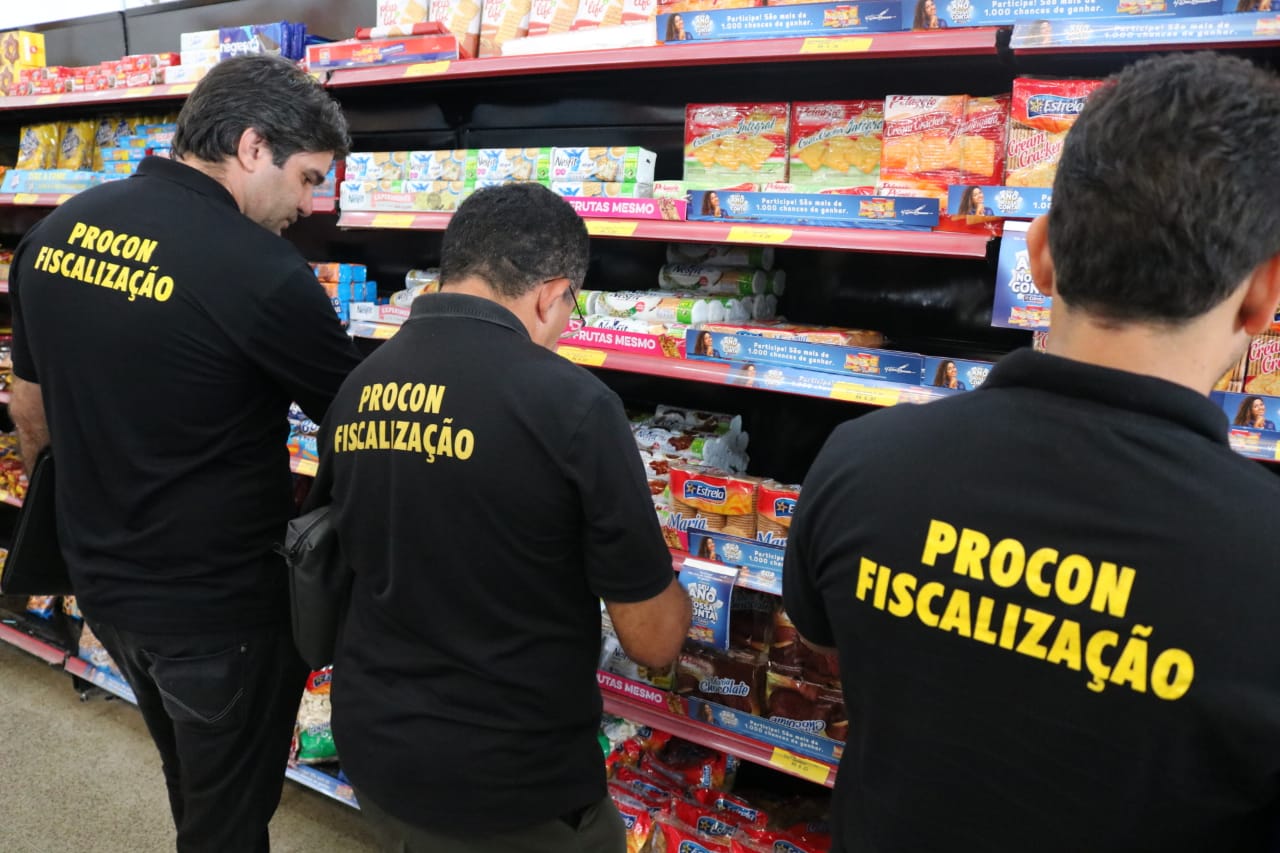 Servidores observam produtos nas prateleiras 