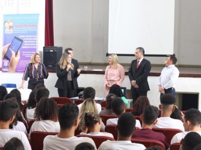 Pessoas de pé durante apresentação de evento
