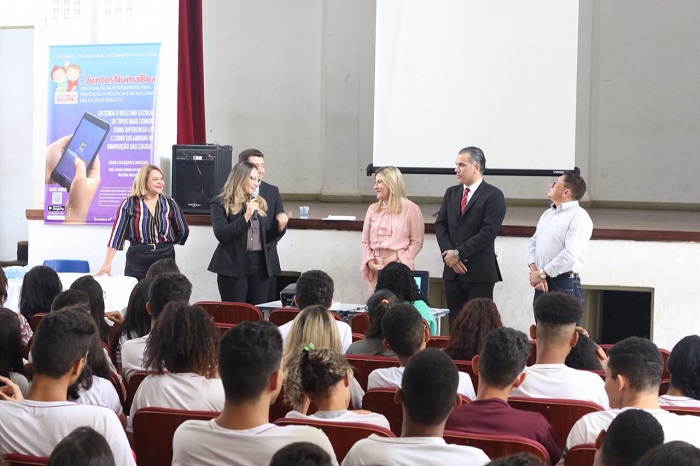 Pessoas de pé durante apresentação de evento