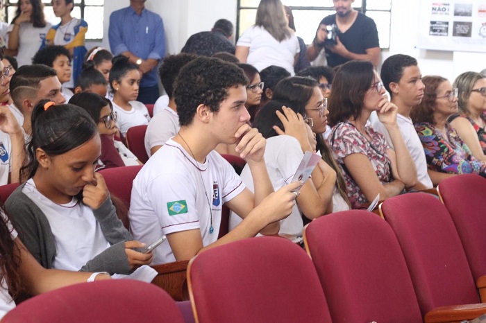 Pessoas atentas à palestra
