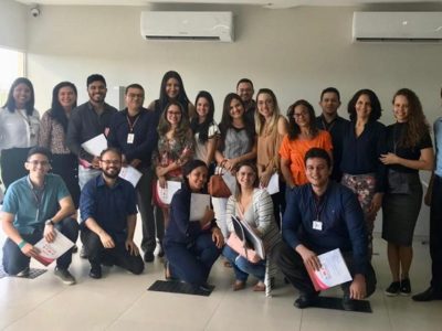 Pessoas reunidas posando para foto