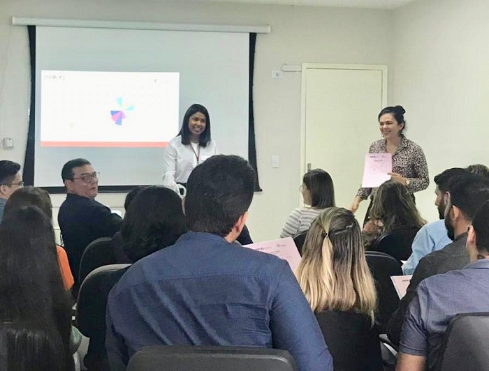 Pessoas atentas à palestra