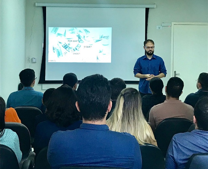 Pessoas atentas à palestra